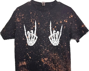 Camiseta rockera con manos de esqueleto lavadas con ácido - Camiseta de Halloween blanqueada