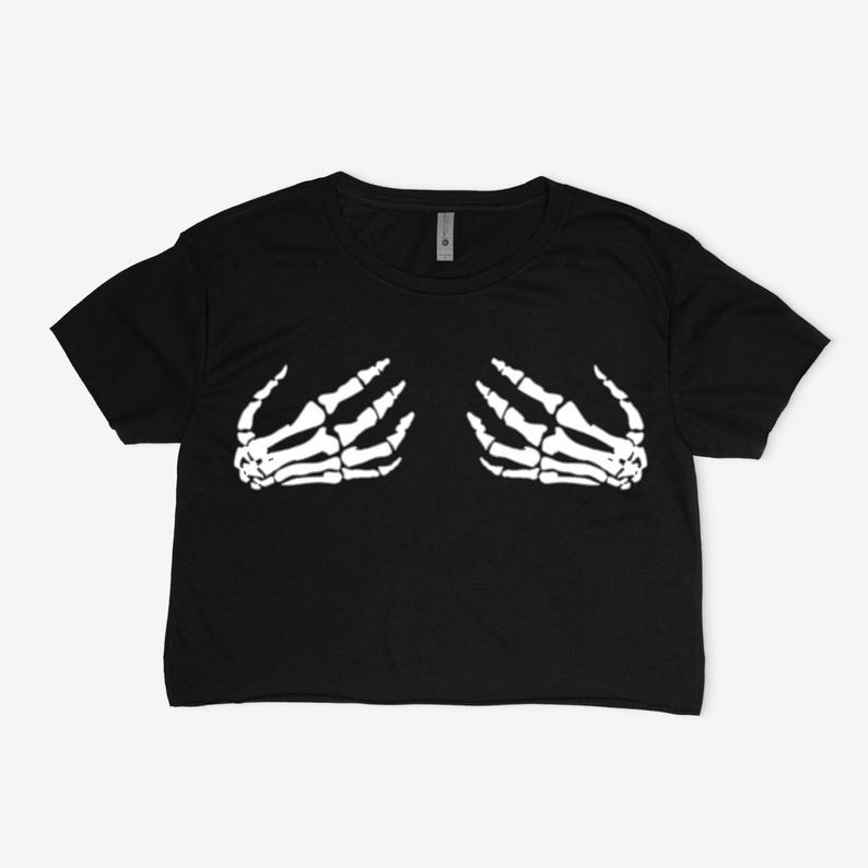Może przedstawiać: Czarny crop top z białym nadrukiem szkieletu dłoni z przodu.