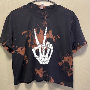 Crop top met skelet met vredesteken, gebleekt shirt met skelet, shirt met acid wash