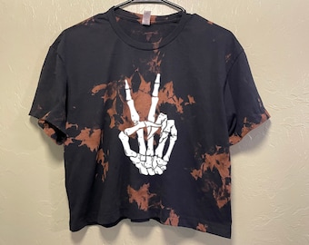 Top corto con símbolo de la paz y mano de esqueleto blanqueado: camiseta con lavado ácido