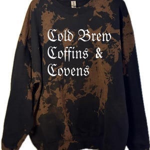 Coffins & Covens Sweatshirt: Acid Wash Gebleichtes Hexen-Shirt