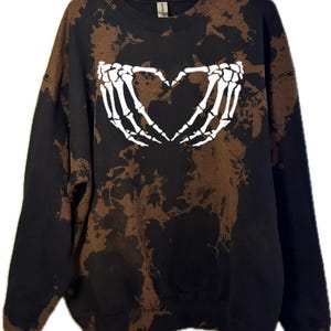 Gebleichtes Skelett Hand Sweatshirt - Halloween Acid Wash Fleece