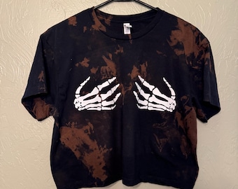 Top corto con estampado de mano de esqueleto con efecto desteñido ácido: Camiseta de Halloween desteñida