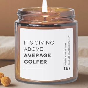 Sarcastic Golf Candle - &#39;It&#39;s Giving Above Average Golfer&#39; Golf Coach Gift For Golf Lover, Golf Decor, Father’s Day Golf Candle For Golf Dad