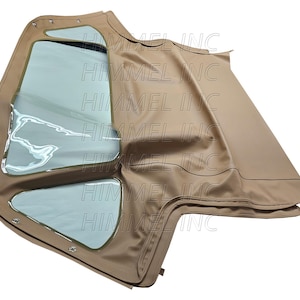 Può includere: Una capote per auto convertibile di colore beige con un lunotto posteriore in plastica trasparente. La capote ha una cucitura con cerniera al centro e un lembo che copre il lunotto posteriore.