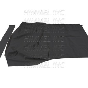 以下が含まれることがあります： 白い背景に置かれた、黒い布製の車のカバー。リアウィンドウ用の別のパーツ付き。カバーは折り畳まれています。