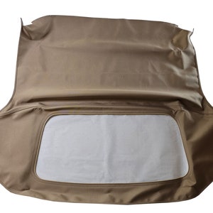 Puede incluir: Capota de coche convertible beige con una ventana trasera de plástico transparente.