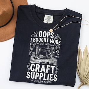 Camiseta "Ups, compré más materiales de manualidades", gráfico de máquina de coser vintage, regalo divertido para artesanos