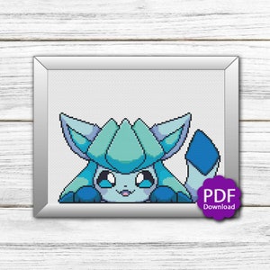 Op de afbeelding: Borduurpatroon van een blauw en groen Pokemon-personage met grote ogen en een kleine mond. Het personage kijkt over de bovenkant van een wit frame. De tekst "PDF Download" staat in een paarse cirkel rechtsonder in de afbeelding.