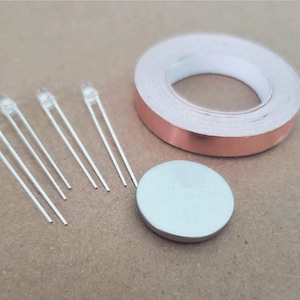 LED ペーパー回路キット - 3 mm の黄色の点滅 LED 4 個、12 フィートの導電性銅テープ、CR2032 コイン型電池 1 個が含まれています。