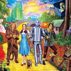 Könnte beinhalten: Eine farbenfrohe Illustration von Figuren aus dem Zauberer von Oz. Dorothy, der Vogelscheuche, der Blechmann und der Feige Löwe gehen auf dem gelben Ziegelsteinweg entlang. Die böse Hexe des Westens ist im Hintergrund. Das Bild ist eine lebendige und fantasievolle Darstellung der klassischen Geschichte.