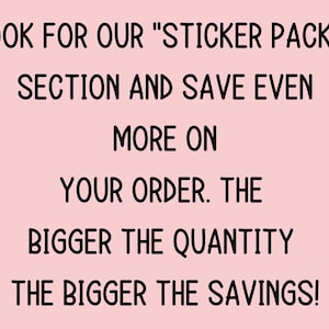 Op de afbeelding: Roze achtergrond met zwarte tekst die luidt "LOOK FOR OUR "STICKER PACKS" SECTION AND SAVE EVEN MORE ON YOUR ORDER. THE BIGGER THE QUANTITY THE BIGGER THE SAVINGS!"