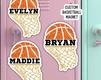 Peut inclure: Trois aimants personnalisés en forme de ballon de basket avec des ballons de basket à paillettes et des filets dorés. Les noms Evelyn, Bryan et Maddie sont imprimés sur les ballons.