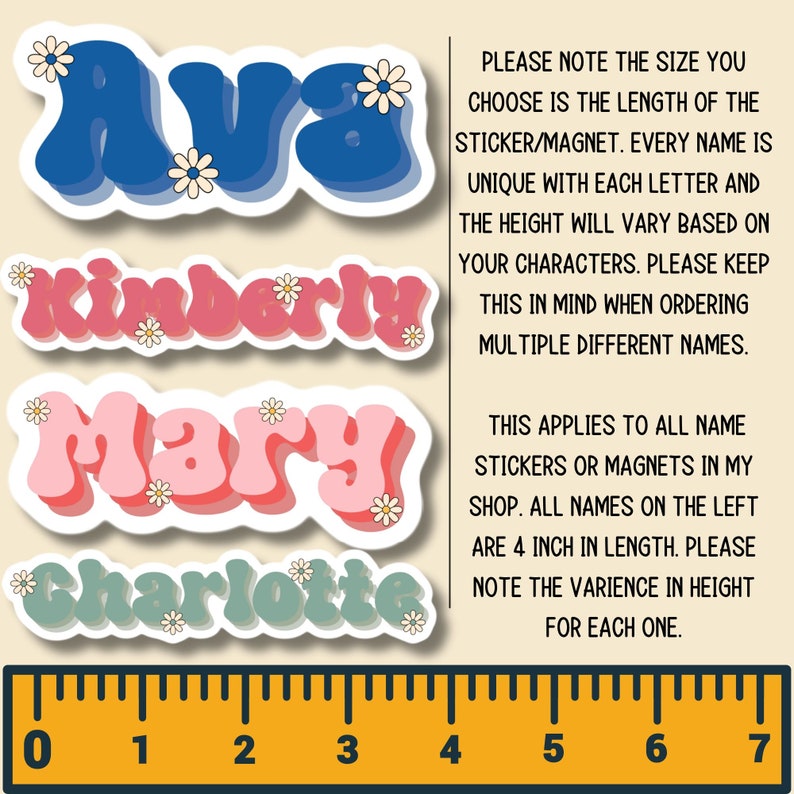 K&ouml;nnte beinhalten: Vier Namensaufkleber: Ava, Kimberly, Mary und Charlotte, jeweils mit einer einzigartigen Retro-Schriftart und G&auml;nsebl&uuml;mchen-Akzenten. Der Text erkl&auml;rt die Gr&ouml;&szlig;e und Variation der Aufkleber. Die Namen links sind 10 cm lang.