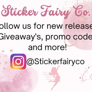 K&ouml;nnte beinhalten: Rosa-wei&szlig;er Aquarellhintergrund mit goldenem Glitzer. Der Text lautet "Sticker Fairy Co. Folge uns f&uuml;r neue Ver&ouml;ffentlichungen, Giveaways, Promo-Codes und mehr!" mit einem Instagram-Symbol und dem Text "@Stickerfairyco".