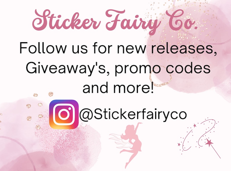 K&ouml;nnte beinhalten: Rosa-wei&szlig;er Aquarellhintergrund mit goldenem Glitzer. Der Text lautet "Sticker Fairy Co. Folge uns f&uuml;r neue Ver&ouml;ffentlichungen, Giveaways, Promo-Codes und mehr!" mit einem Instagram-Symbol und dem Text "@Stickerfairyco".