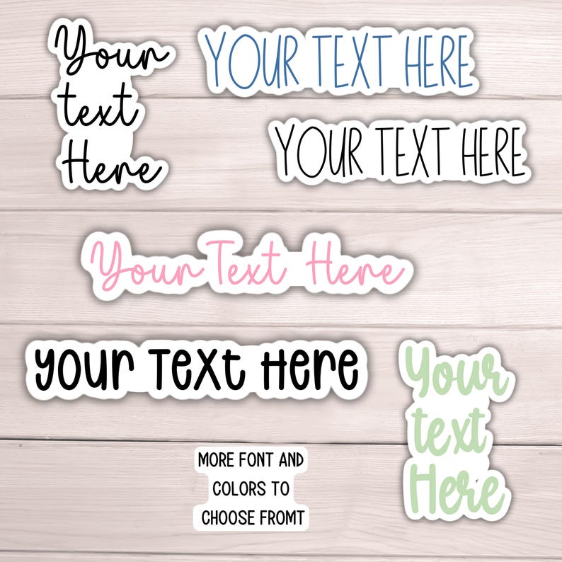K&ouml;nnte beinhalten: Ein Set mit sechs anpassbaren Aufklebern in verschiedenen Schriftarten und Farben. Die Aufkleber zeigen den Text "Your Text Here" in verschiedenen Stilen. Die Aufkleber sind perfekt, um Tageb&uuml;chern, Laptops, Wasserflaschen und vielem mehr eine pers&ouml;nliche Note zu verleihen.