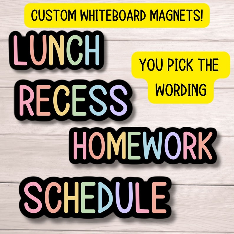 Op de afbeelding: Set van vier kleurrijke magnetische woorden voor een schoolbord. De woorden zijn "Lunch", "Recess", "Homework" en "Schedule". De woorden zijn in een regenboogkleurenschema met zwarte contouren. De woorden bevinden zich op een licht houten achtergrond. De tekst "You pick the wording" staat in een gele doos.