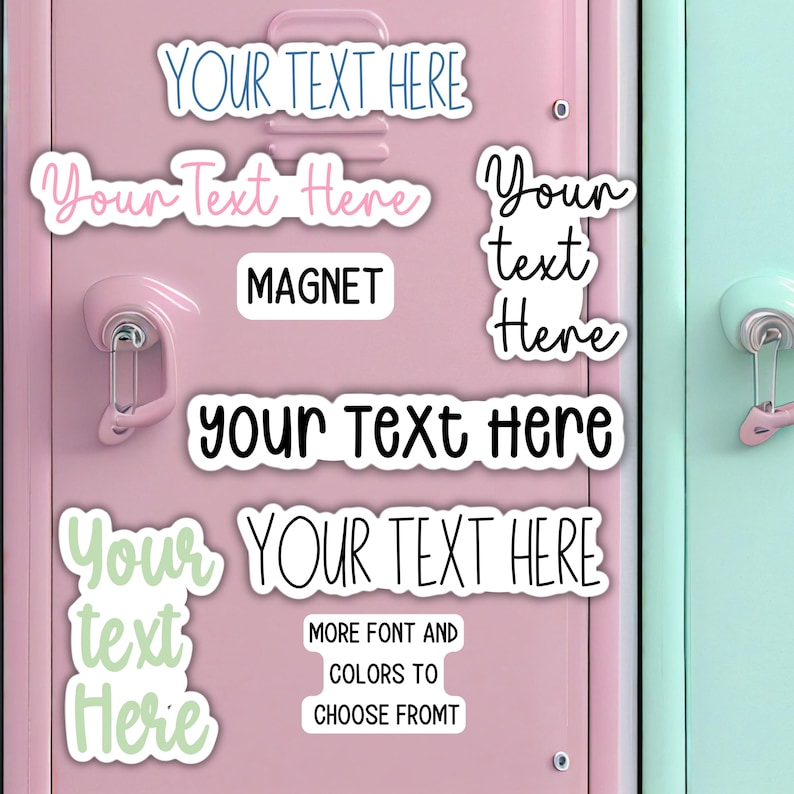 K&ouml;nnte beinhalten: Ein Satz anpassbarer Schlie&szlig;fachmagnete mit verschiedenen Schriftarten und Farben. Die Magnete zeigen den Text "YOUR TEXT HERE" in verschiedenen Stilen und Farben. Der Text "MAGNET" ist ebenfalls auf einem der Magnete enthalten. Die Magnete sind dazu gedacht, Schlie&szlig;f&auml;cher zu personalisieren und einen Hauch von Individualit&auml;t hinzuzuf&uuml;gen.