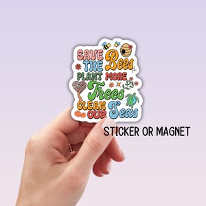 K&ouml;nnte beinhalten: Ein bunter Aufkleber oder Magnet mit dem Text "Rettet die Bienen, pflanzt mehr B&auml;ume, s&auml;ubert unsere Meere". Der Aufkleber zeigt Bienen, eine Wabe, einen Baum, eine Schildkr&ouml;te und einen Globus.