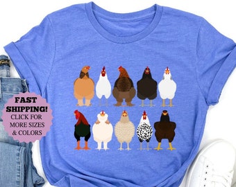 Puede incluir: Una camiseta azul con un gráfico de una fila de pollos coloridos. La camiseta tiene cuello redondo y mangas cortas. El texto "¡Envío rápido! Haz clic para más tallas y colores" está en una etiqueta rosa.