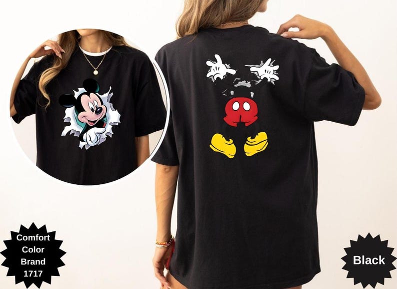 Peut inclure: T-shirt noir avec un motif Mickey Mouse &agrave; l'avant et &agrave; l'arri&egrave;re. Le motif avant montre Mickey per&ccedil;ant un trou d&eacute;chir&eacute;. Le motif arri&egrave;re affiche le visage, les mains et les pieds de Mickey. Le t-shirt porte les mots "Comfort Color Brand 1717" et "Black".