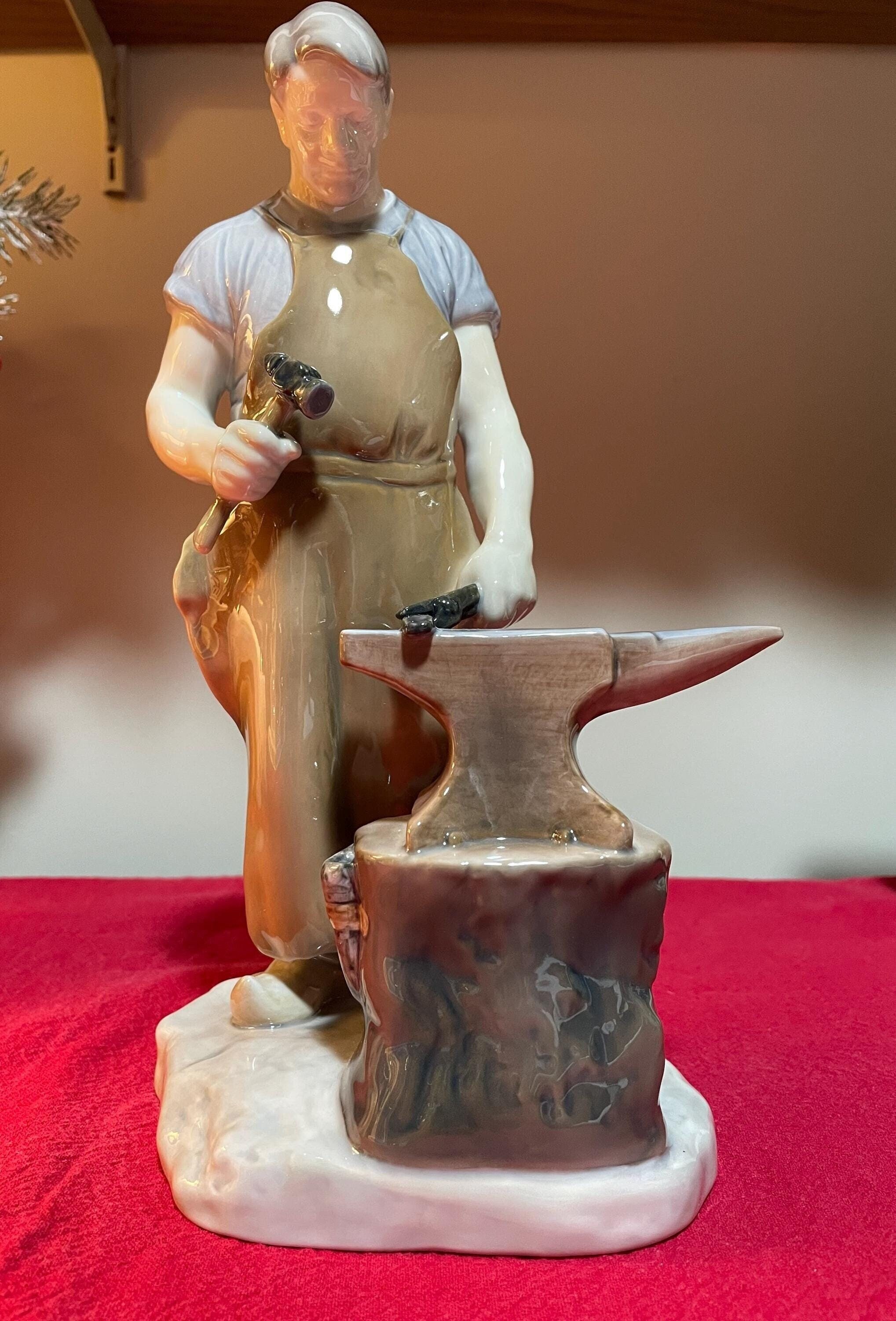 アンティーク　バケツを持つ男性の陶器フィギュア Bing & Grondahl 2225 Porcelain Blacksmith Figurine Axel Locher
