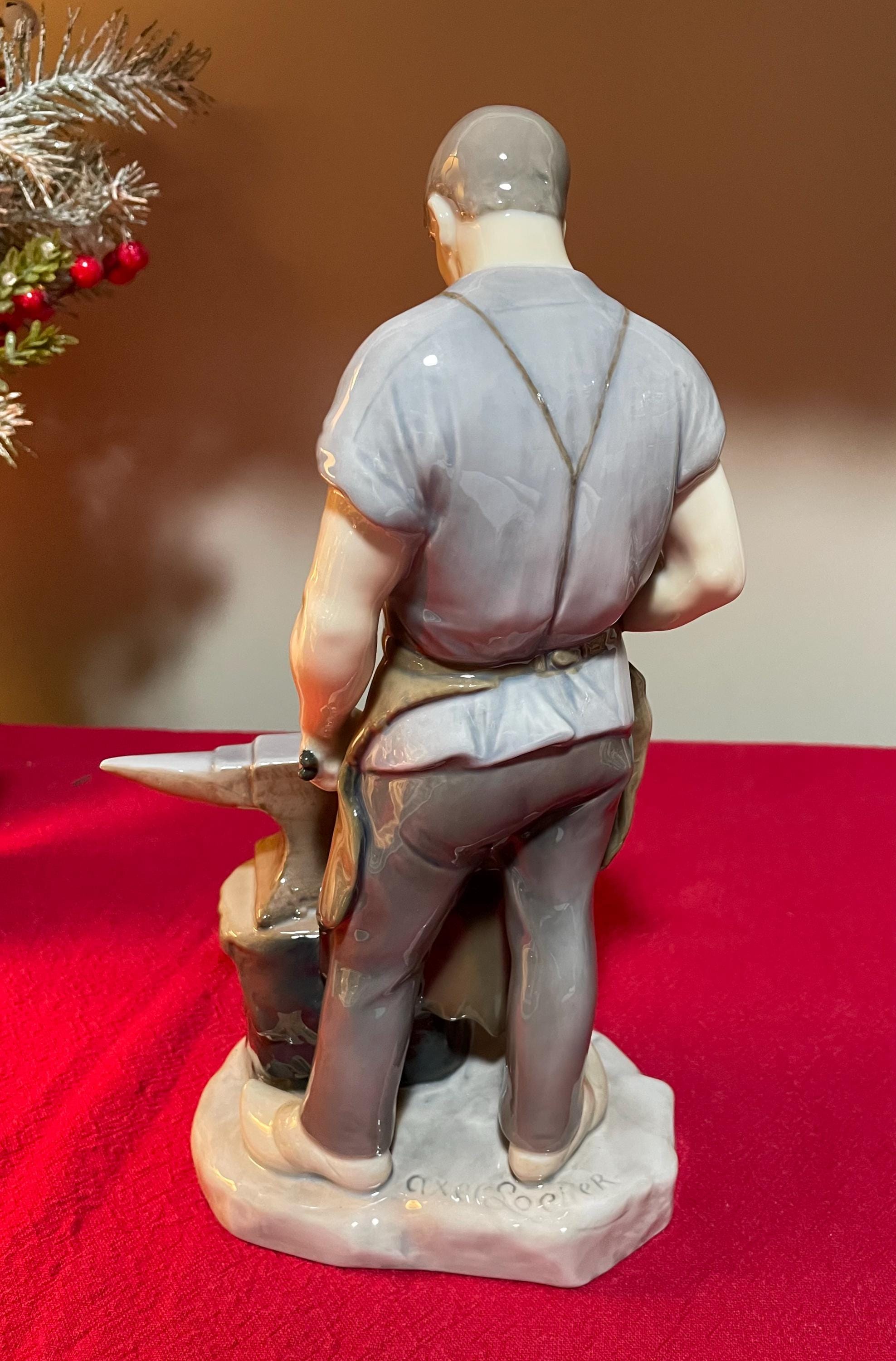 アンティーク　バケツを持つ男性の陶器フィギュア Bing & Grondahl 2225 Porcelain Blacksmith Figurine Axel Locher