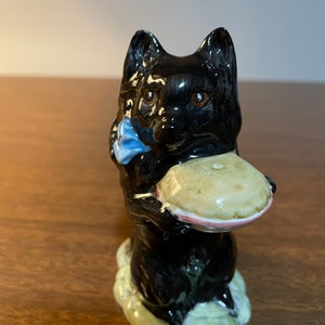 1979 Beswick Beatrix Potter’s ‘DUCHESS’  the Dog, Style Two Holding a Pie Figurine