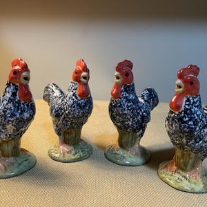 Juego de 4 jarrones de cerámica Isabelle de Borchgrave de Enesco de 5" de alto con forma de gallina o pollo, decoración de estilo rústico
