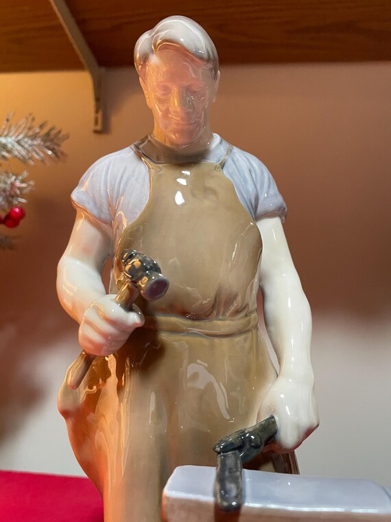 アンティーク　バケツを持つ男性の陶器フィギュア Bing & Grondahl 2225 Porcelain Blacksmith Figurine Axel Locher