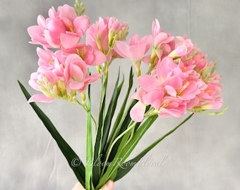 Tallo de fresia de látex de tacto real: arreglo floral artificial rosa, 24"