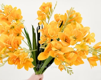 Tallo de fresia amarilla Real Touch: arreglo floral de látex sintético