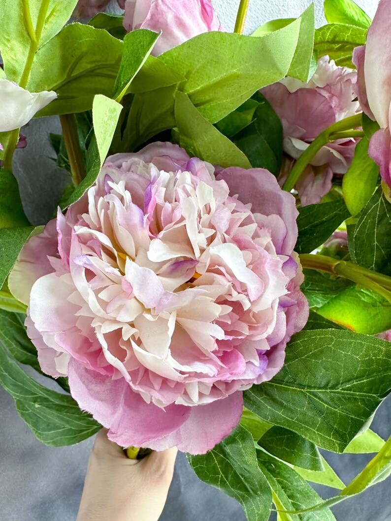 Lila pion sidenstjälk: Realistisk fransk blomsterdekor bild 9