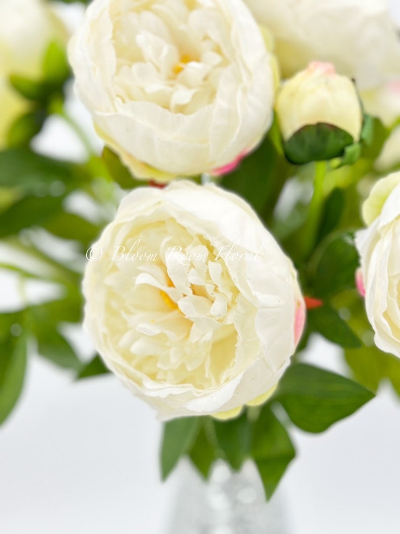 Real Touch vit pionstjälk: Lyxig konstgjord blomsterdekoration 5 stems