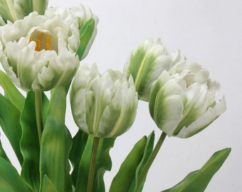 Op de afbeelding: Een boeket van vijf witte en groene kunsttulpen met groene bladeren.