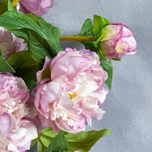 Lila pion sidenstjälk: Realistisk fransk blomsterdekor bild 3