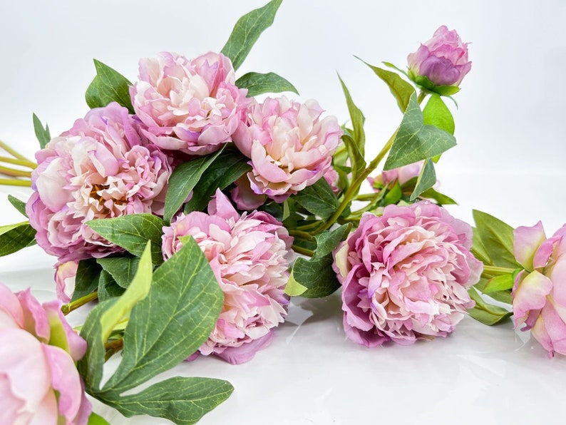 Lila pion sidenstjälk: Realistisk fransk blomsterdekor bild 4