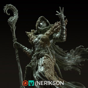 Könnte beinhalten: Eine silberne Statue einer Frau, die einen Kapuzenmantel trägt und einen Stab hält. Die Statue ist mit einem strukturierten, steinartigen Material bedeckt.