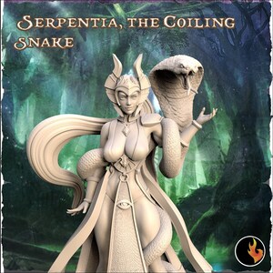 Peut inclure: Une figurine blanche et détaillée d'une femme avec un serpent enroulé autour d'elle. Elle a de longs cheveux flottants, une couronne et une coiffe en forme de serpent. L'arrière-plan est une scène de forêt verte et bleue. Le titre "Serpentia, The Coiling Snake" est en haut de l'image.