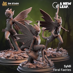 Pode incluir: Três miniaturas detalhadas de figuras de Syldi Feral Faeries, cada uma com asas e uma pose única. As fadas são esculpidas em uma cor cinza claro e têm uma superfície texturizada. O texto "Syldi Feral Faeries" está impresso abaixo das figuras.