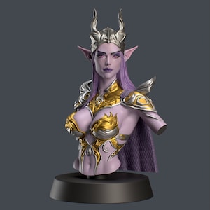 Puede incluir: Un busto de escultura de una elfa femenina con piel morada, cabello largo morado y una corona dorada y plateada. Lleva una armadura dorada y plateada con una capa morada.
