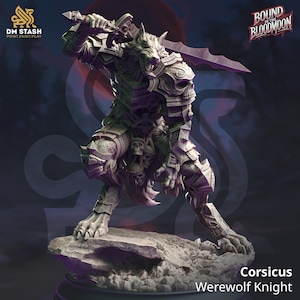 Puede incluir: Una miniatura gris y detallada de un caballero hombre lobo, sosteniendo una espada, con armadura con calaveras y huesos. La miniatura está de pie sobre una base rocosa. El texto "Corsicus Werewolf Knight" está en la parte inferior de la imagen. El texto "Bound in the Bloodmoon" está en la esquina superior derecha de la imagen.