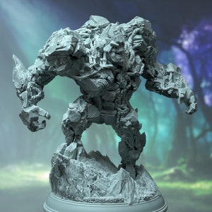 Puede incluir: Una figura en miniatura de golem de piedra gris con una superficie rugosa y texturizada. El golem está de pie sobre una base rocosa.
