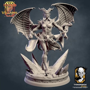 Pode incluir: Uma figura miniatura cinza e detalhada de um demônio feminino com chifres, asas e uma corrente. O demônio está em pé sobre uma base rochosa com uma textura de cristal.