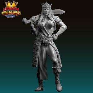 Puede incluir: Una miniatura de guerrera femenina impresa en 3D en gris, que lleva una corona y sostiene una espada. Lleva una falda y botas. La miniatura está en posición de pie.