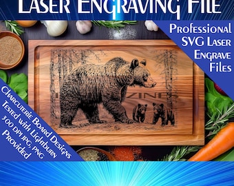 Op de afbeelding: Houten charcuterieplank met een lasergravure van een beer en twee welpen in een bos. De plank heeft de tekst "LASER Engraving File" en "CHARCUTERIE BOARD DESIGNS".