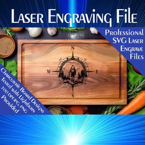 Op de afbeelding: Een houten snijplank met een gegraveerd kompasontwerp. Het kompas toont een wandelaar met een rugzak die door een berglandschap loopt. De tekst "LASER ENGRAVING File" staat bovenaan de afbeelding. De tekst "PROFESSIONAL SVG LASER ENGRAVE Files" staat rechts in de afbeelding. De tekst "CHARCUTERIE BOARD DESIGNS TESTED WITH LIGHTBURN 300 DPI JPG, PNG PROVIDED" staat links in de afbeelding.