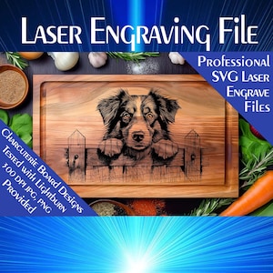 Può includere: Un tagliere in legno inciso a laser con un'illustrazione in bianco e nero di un cane che sbircia da sopra una recinzione. Il testo "LASER Engraving File", "PROFESSIONAL", "SVG LASER", "ENGRAVE", "Files", "CHARCUTERIE BOARD DESIGNS", "TESTED WITH LIGHTBURN", "300 DPI JPG, PNG" e "PROVIDED" è visibile sul tagliere.