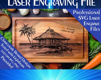 Op de afbeelding: Een lasergegraveerd houten snijplank met een ontwerp van een tropische hut op een strand met palmbomen en de tekst "happy retirement".